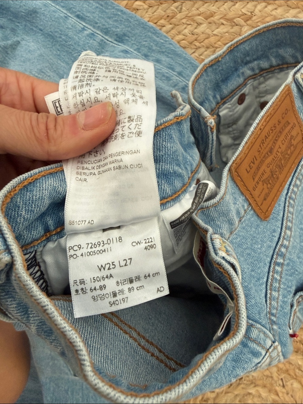 Levi’s Distressed Ribcage Straight Leg - Picture 5 of 6